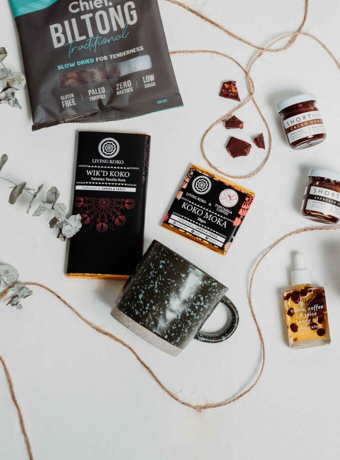 The Cacao Coffee Gift Box is the perfect low tox option to wish a friend a birthday, be a gift for dad, for him or for a chocolate and coffee lover