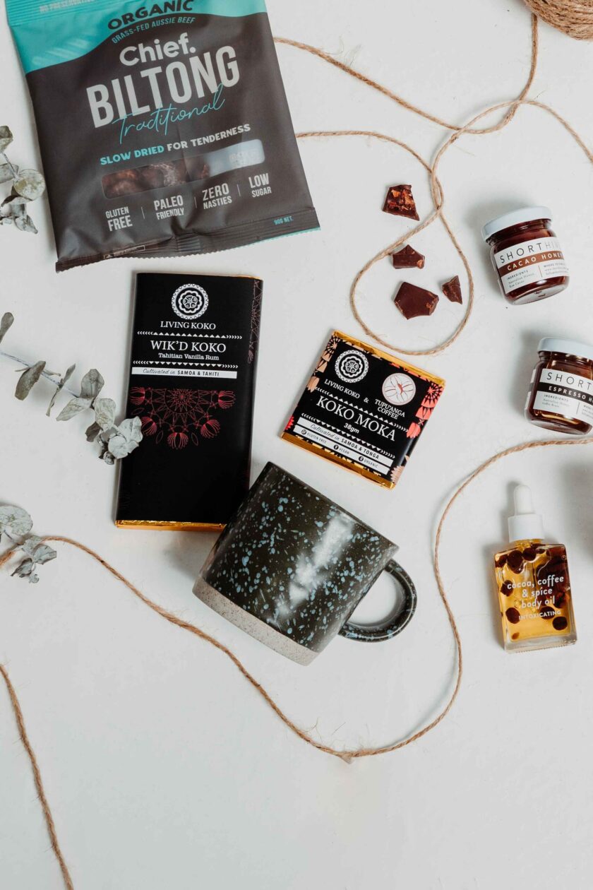 The Cacao Coffee Gift Box is the perfect low tox option to wish a friend a birthday, be a gift for dad, for him or for a chocolate and coffee lover